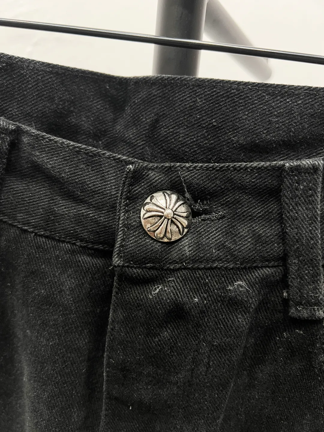 P210 Chrome Hearts Solid color black logo letter logo micro-flared straight-leg men's and women's jeans trousers Super modified leg shape A pair of magic pants with leg-drawing effect Chrome Hearts original washed stretch fabric Customized hardware logo Color: black Size: 28 30 32 34